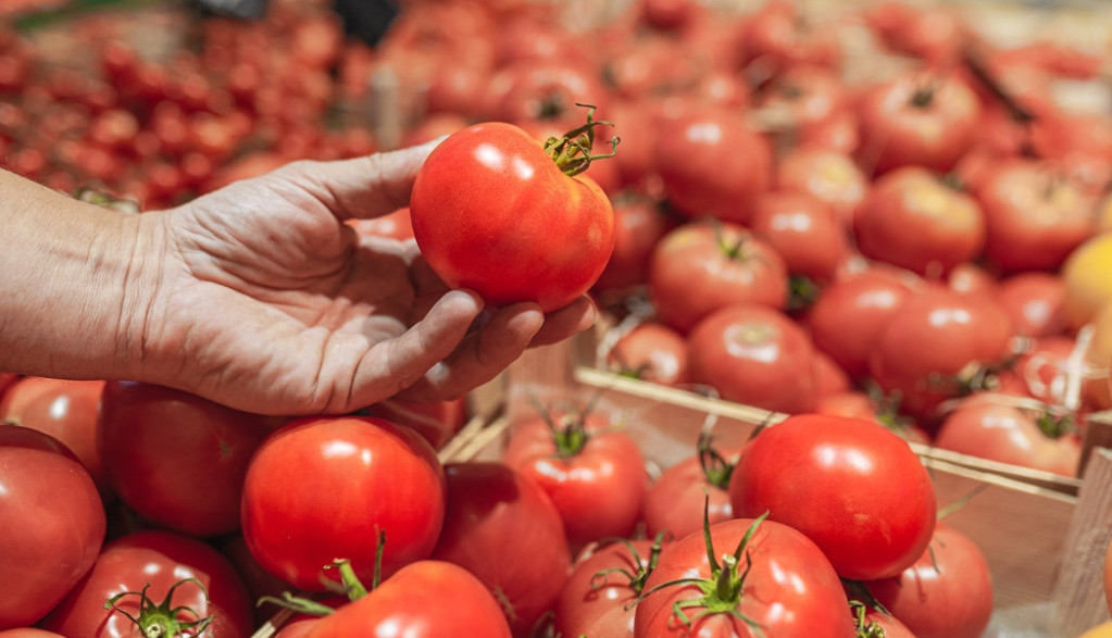 Kako da prepoznate PRSKANI paradajz PUN ADITIVA? Potrebno vam je nekoliko sekundi da se UVERITE da li je tretiran hemikalijama