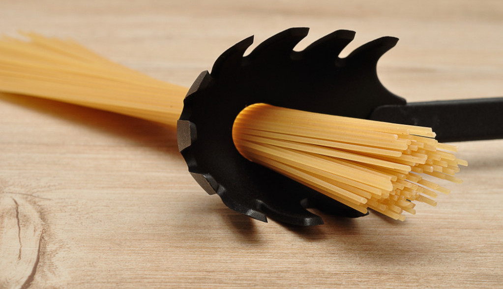 Svi misle da nema SVRHU, a veoma je praktična: Evo zašto kašika za špagete ima RUPU