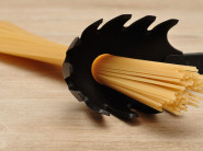 Svi misle da nema SVRHU, a veoma je praktična: Evo zašto kašika za špagete ima RUPU