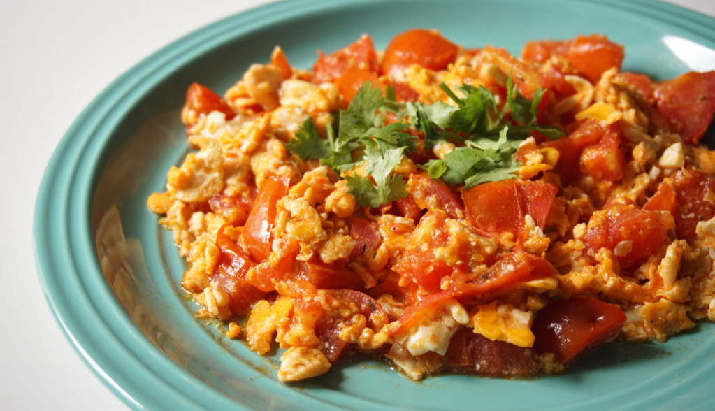 Napravite OMLET od biljaka sa prženim paradajzom: Preukusan doručak koji se BRZO sprema
