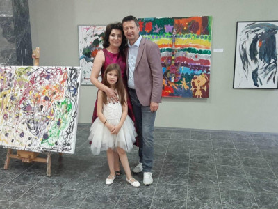 Vera je ČUDO od deteta i NAJMLAĐA slikarka u Srbiji: Prvi rad je nacrtala sa 15 meseci, majka Ljiljana je napisala PESMU sa imenom ćerke PRE nego što se rodila