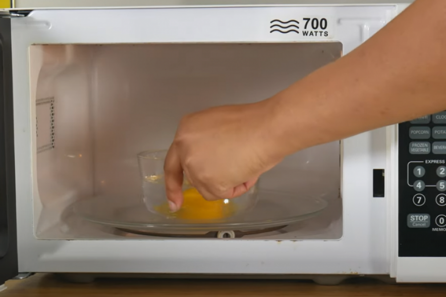 Kajgana iz MIKROTALASNE: Najbrže spremanje jaja, bez PRSKANJA ulja po celoj kuhinji (VIDEO)