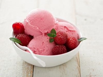 Naučite da pravite DIJETALNI sladoled: Ovaj slatkiš od MALINE možete da jedete u NEOGRANIČENIM količinama