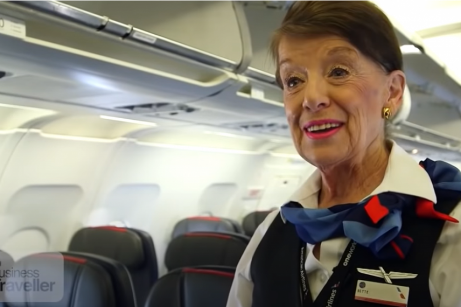 Ona je NAJSTARIJA stjuardesa na svetu: Ima 86 godina i ne planira skoro u PENZIJU