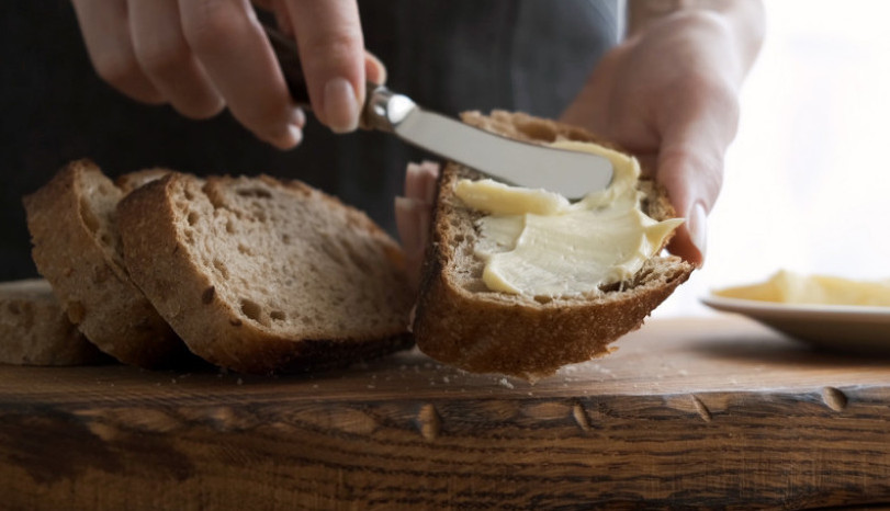 Ovaj trik svaka domaćica treba da zna: Evo kako brzo da otopite maslac uz pomoć čaše