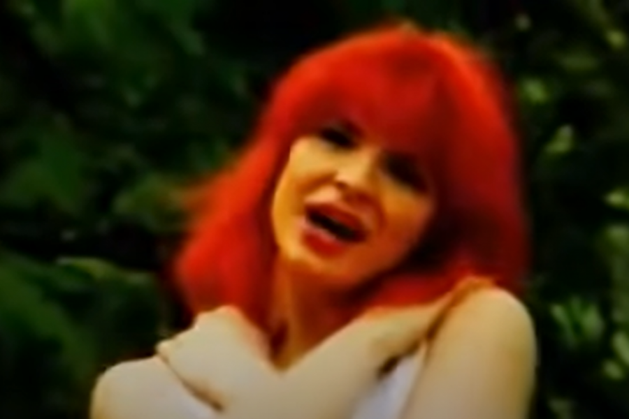 Da li prepoznajete vatrenu crvenokosu? Ne postoji ni jedno slavlje bez njene pesme, u PEDESETIM ona izgleda bolje nego IKADA (FOTO)