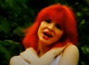 Da li prepoznajete vatrenu crvenokosu? Ne postoji ni jedno slavlje bez njene pesme, u PEDESETIM ona izgleda bolje nego IKADA (FOTO)