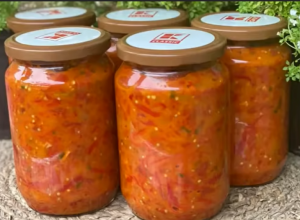 Baka Desin tradicionalni recept za PINĐUR: Lepši od ajvara, najukusnija zimnica od paradajza i paprike