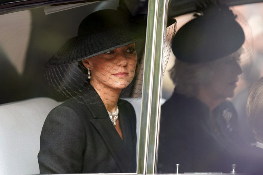 Kejt Midlton stigla  na SAHRANU kraljice Elizabete: Detalj koji je na sebi nosila svima je UPADAO U OČI, da li je to znak da je KRALJICA baš nju VIŠE volela?