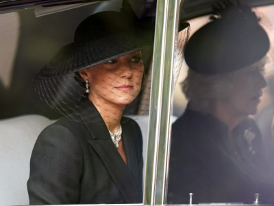 Kejt Midlton stigla  na SAHRANU kraljice Elizabete: Detalj koji je na sebi nosila svima je UPADAO U OČI, da li je to znak da je KRALJICA baš nju VIŠE volela?