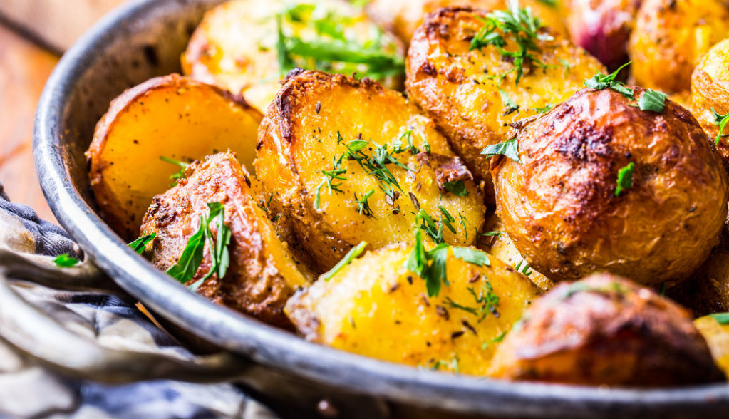 Najukusniji DODATAK ručku: Spremite RESTOVANI krompir koji se topi u ustima