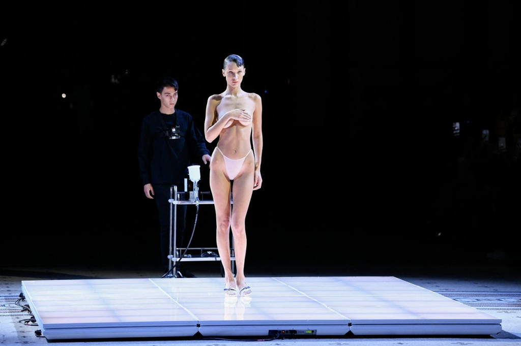 Bela Hadid se skinula GOLA na modnoj pisti u Parizu: Slavna manekenka je polala JASNU PORUKU (VIDEO)
