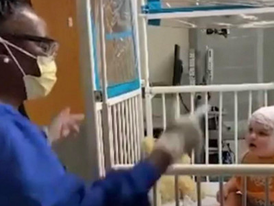 Video koji je RASPLAKO i raznežio mnoge: Majka u dečijoj bolnici snimila kako medicinska sestra zabavlja njenu BEBU, žena za primer!
