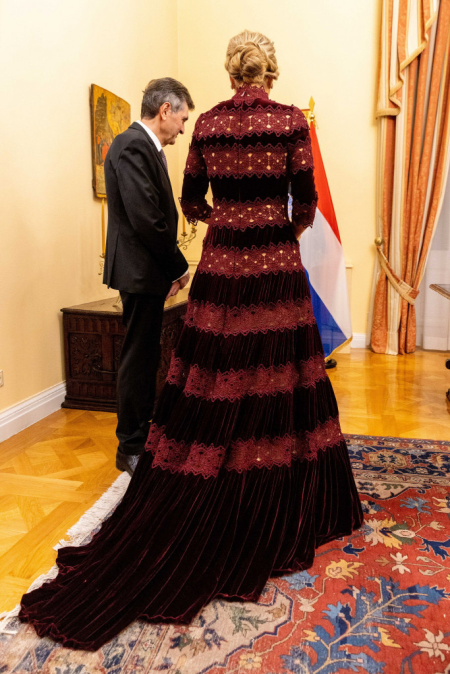 Holandska kraljica očarala svojim STAJLINGOM: U predivnoj PLIŠ haljini zasenila sve moćnike GRČKE