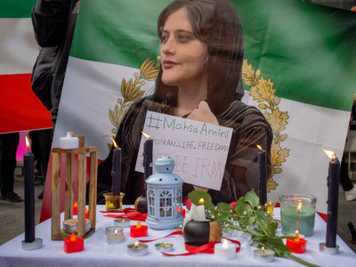 Dokle VIŠE? Vlasti nisu dozvolile ni POŠTENU SAHRANU ubijene Mahše Amini, neredi u Iranu ne jenjavaju