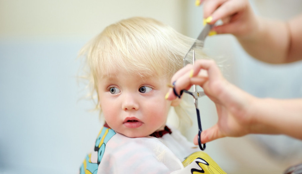 Stručnjaci rešavaju DILEMU: Da li će bebina kosa biti GUŠĆA i JAČA nakon šišanja? Odgovor je IZNENADIO roditelje