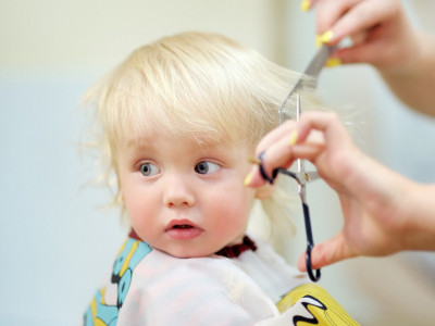 Stručnjaci rešavaju DILEMU: Da li će bebina kosa biti GUŠĆA i JAČA nakon šišanja? Odgovor je IZNENADIO roditelje