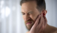 Začepljene uši i ZUJANJE ne slute na dobro: Naizgled bezazleni SIMPTOMI su ALARM za ono NAJGORE