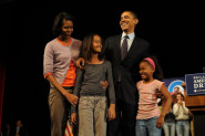Mlađa ćerka Baraka Obame sada ima 21 godinu: Saša je TINEJDŽERKA, mnogo liči na MAJKU i njen stajling je izuzetno MODERAN