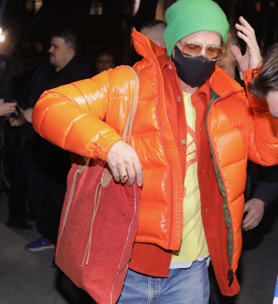 U ŠESTOJ deceniji pronašao svoj stil: Bred Pit se pojavio u najpopularnijoj jakni ove zime, sve VRIŠTI od boja