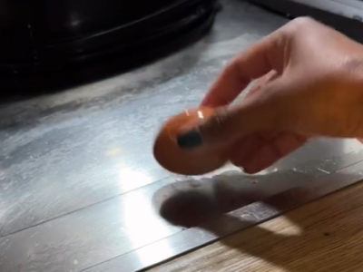 Jednim POTEZOM očistite kuvano jaje: Potreban vam je jedan PREDMET sa kojim ćete završiti posao za manje od MINUT! (VIDEO)