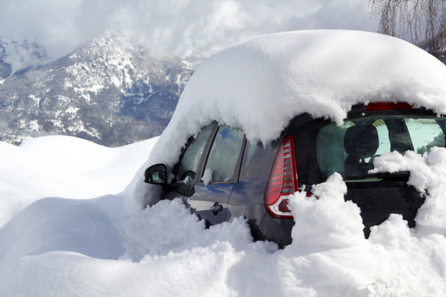 Šest dana je sedeo u AUTOMOBILU zatrpan snegom: Evo šta je uradio da bi PREŽIVEO