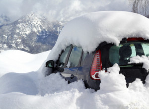 Šest dana je sedeo u AUTOMOBILU zatrpan snegom: Evo šta je uradio da bi PREŽIVEO