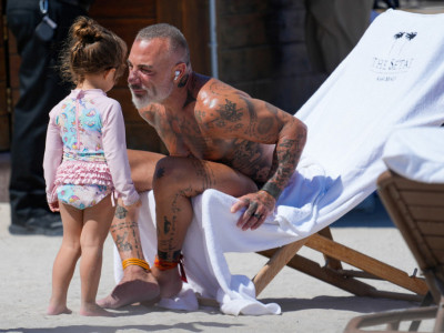 Evo kako ITALIJANSKI MILIONER uživa na odmoru: Paparaci uhvatili Đanluku sa suprugom i ćerkicom (FOTO)