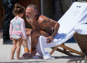 Evo kako ITALIJANSKI MILIONER uživa na odmoru: Paparaci uhvatili Đanluku sa suprugom i ćerkicom (FOTO)