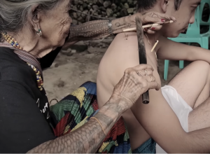 Ima 106 godina i dalje TETOVIRA ljude: Baka sa FILIPINA osvojila svet, ona je NAJSTARIJI majstor tetovaža