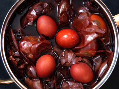 Ako želite unikatnu nijansu, onda je ovo pravi trik za vas: Dodajte samo jednu namirnicu u lukovinu, i dobićete najlepšu boju uskršnjih jaja