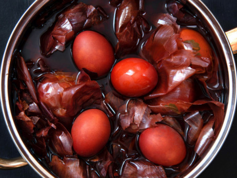 Ako želite unikatnu nijansu, onda je ovo pravi trik za vas: Dodajte samo jednu namirnicu u lukovinu, i dobićete najlepšu boju uskršnjih jaja