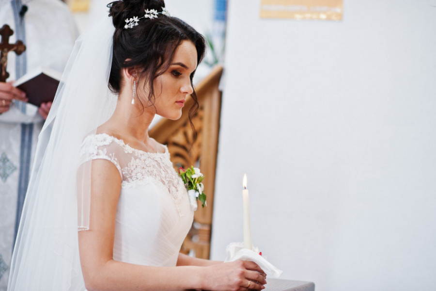 "Uvek ću se tebi pokoravati": Mlada na venčanju pala na kolena i šokirala zvanice