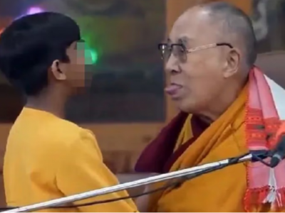 Video koji je ŠOKIRAO svet: Skandalozno ponašanje Dalaj Lame, terao dečaka da mu SISA jezik (VIDEO)