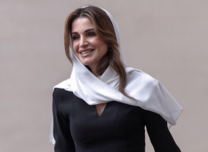 Ona je najbolje OBUČENA ŽENA na svetu: Jordanska kraljica skinula kaput i pokazala zašto je modna ikona